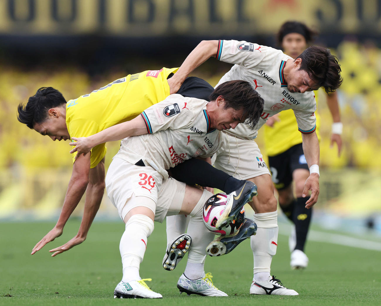 川崎F対柏　前半、柏木下（左）からボールを奪う川崎F瀬川（中央）と家長（撮影・宮地輝）