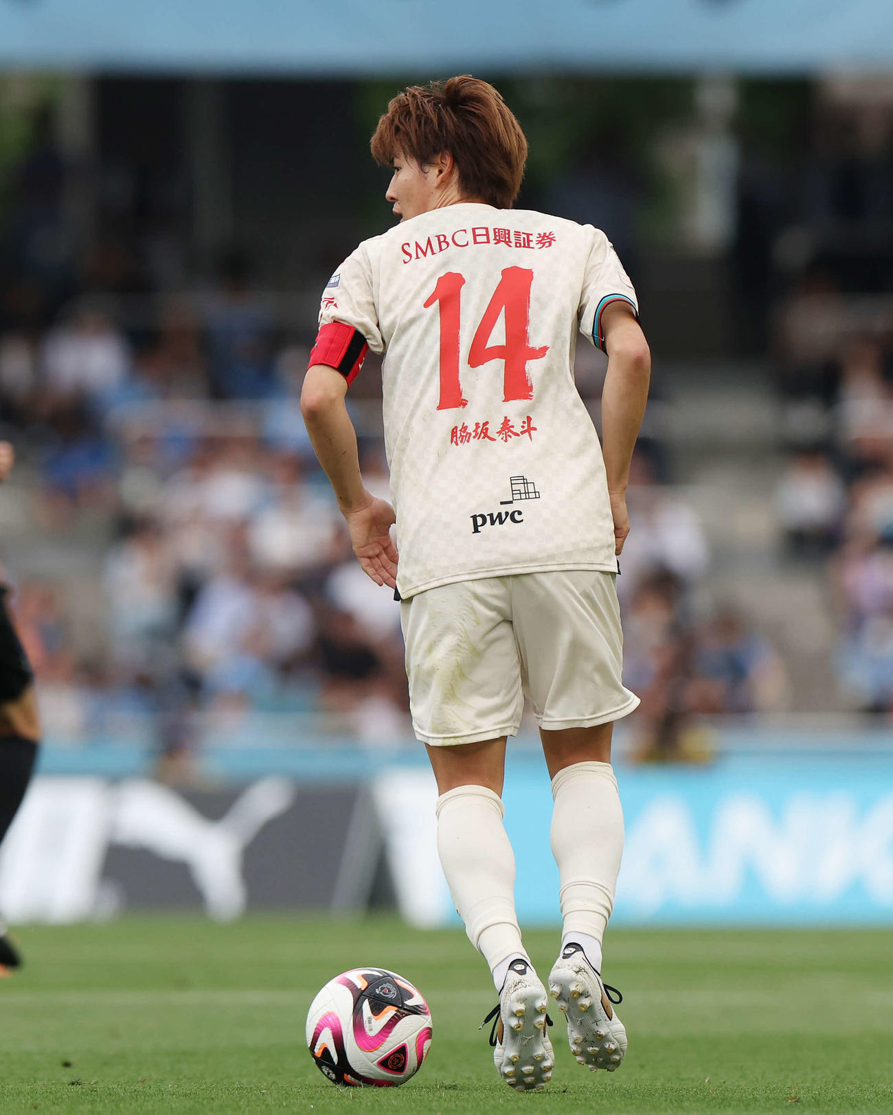 川崎F対柏　前半、毛筆フォントのカルチャーユニホームを着用してプレーする川崎F脇坂（撮影・宮地輝）