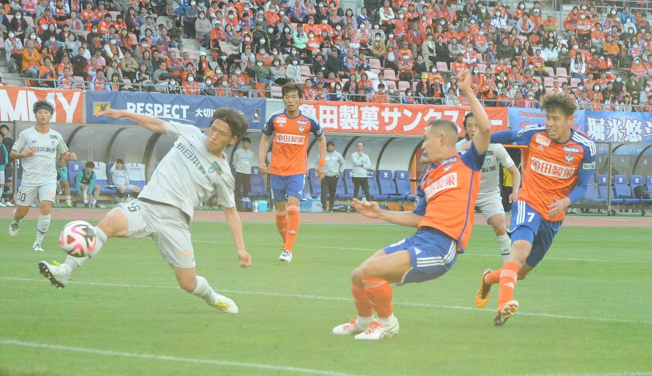 0－2の後半追加タイム3分に1点を返す新潟・早川（右から2人目）