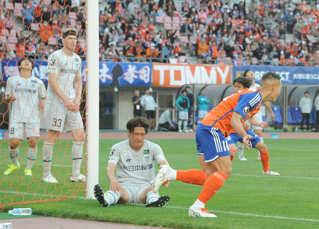 0－2の後半追加タイム3分に1点を返し、すぐ帰陣する新潟・早川（右）
