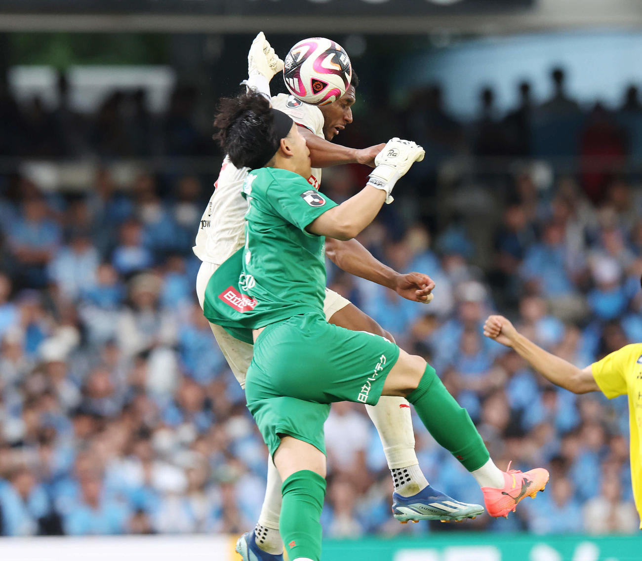 川崎F対柏　後半、川崎Fジェジエウと競り合う柏GK松本（手前）（2024年5月25日撮影）