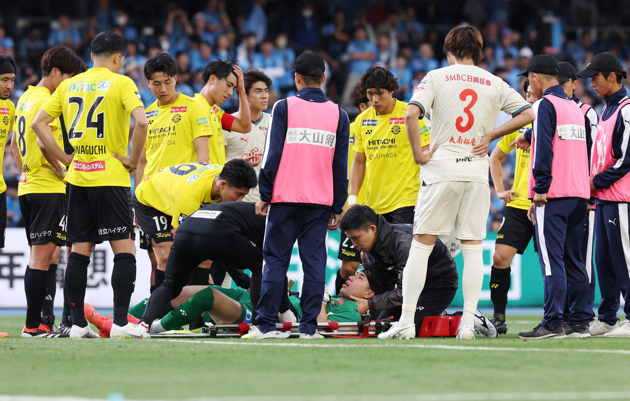 川崎F対柏　後半、脳振とうの疑いで途中交代となる柏GK松本（中央下）（2024年5月25日撮影）