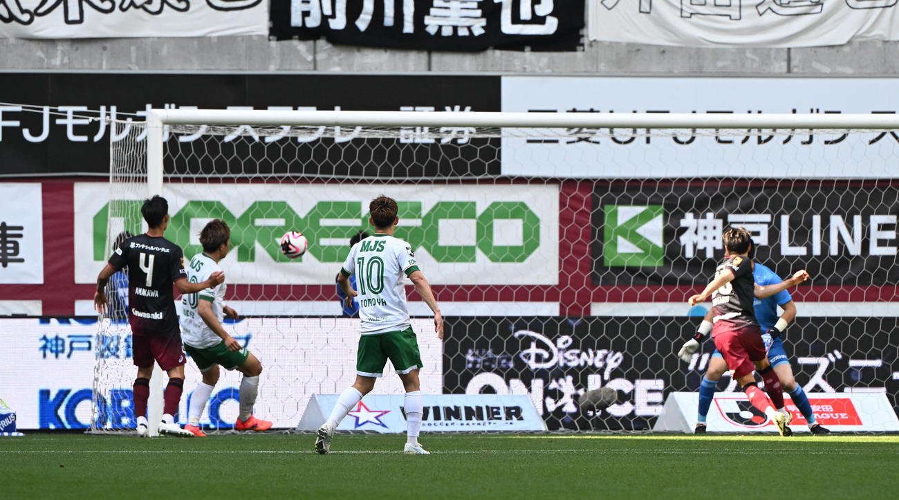 神戸対東京V　後半、神戸のクリアボールがオウンゴールとなり東京Vの先制点となる（撮影・和賀正仁）