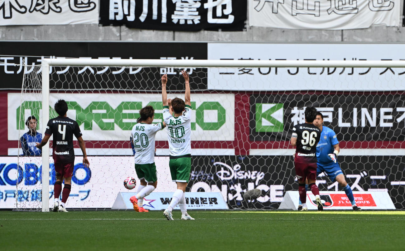 神戸対東京V　後半、神戸のクリアボールがオウンゴールとなり東京Vの先制点となる（撮影・和賀正仁）