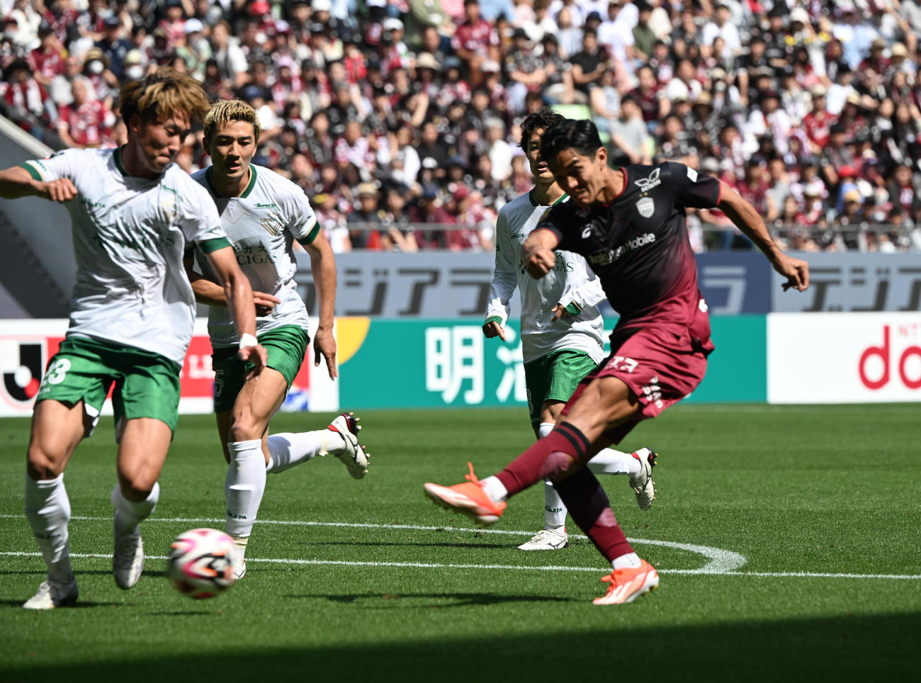 神戸対東京V　前半、シュートを打つ神戸武藤だが東京VのDFに阻まれる（撮影・和賀正仁）