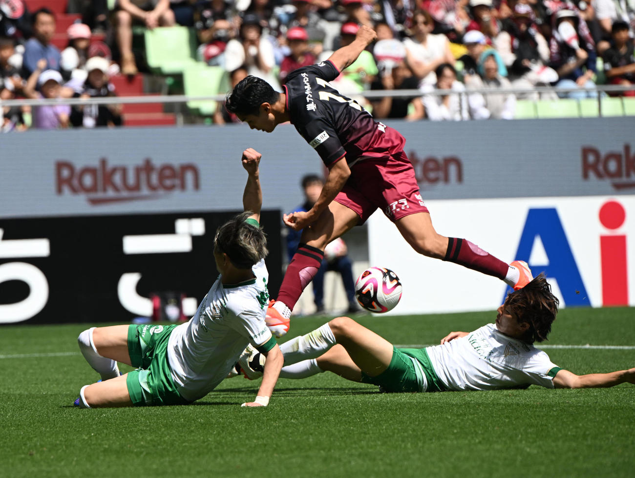 神戸対東京V　前半、シュートを打つ神戸武藤だが東京VのDFに阻まれる（撮影・和賀正仁）