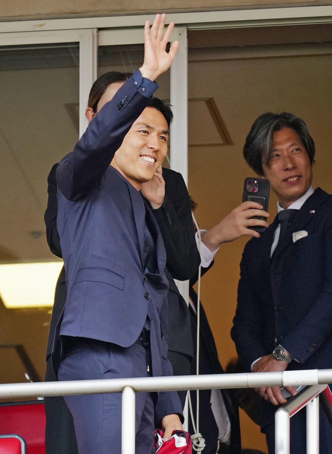 浦和―町田戦の観戦に訪れた元日本代表主将の長谷部誠さん（左）（共同）