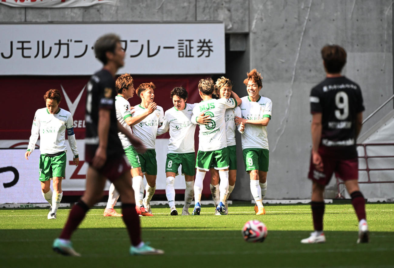 神戸対東京V　後半、神戸のクリアボールがオウンゴールとなり喜ぶ東京Vの選手ら（撮影・和賀正仁）
