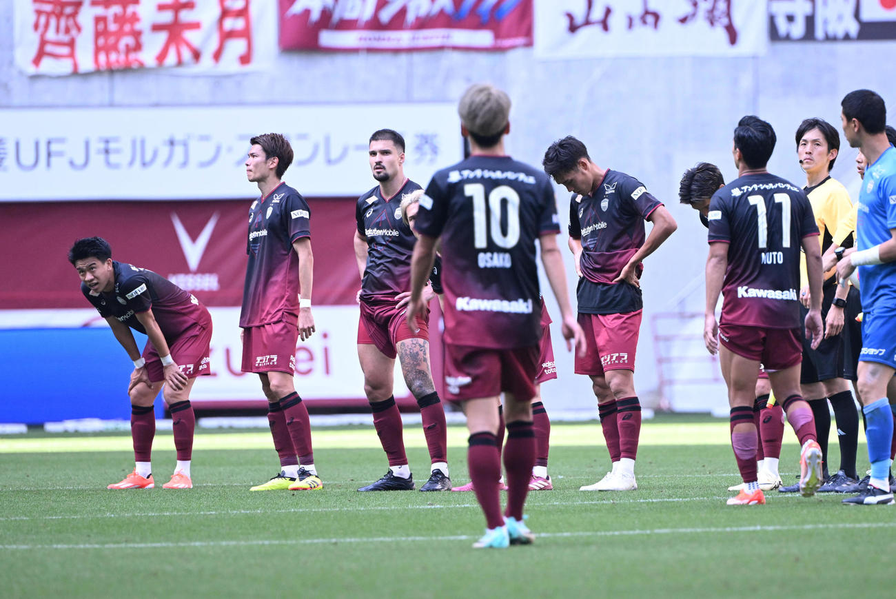 神戸対東京V　東京Vに敗れ、肩を落とす大迫（手前）ら神戸の選手（撮影・和賀正仁）