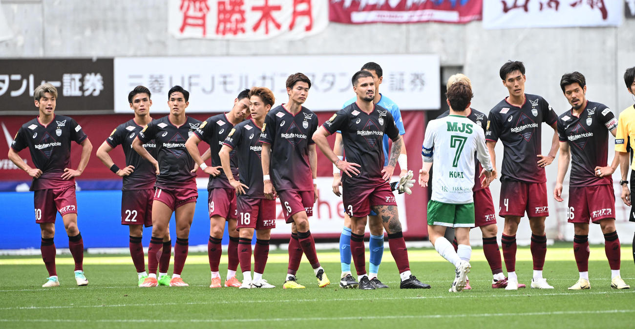 神戸対東京V　東京Vに敗れ、肩を落とす神戸の選手（撮影・和賀正仁）