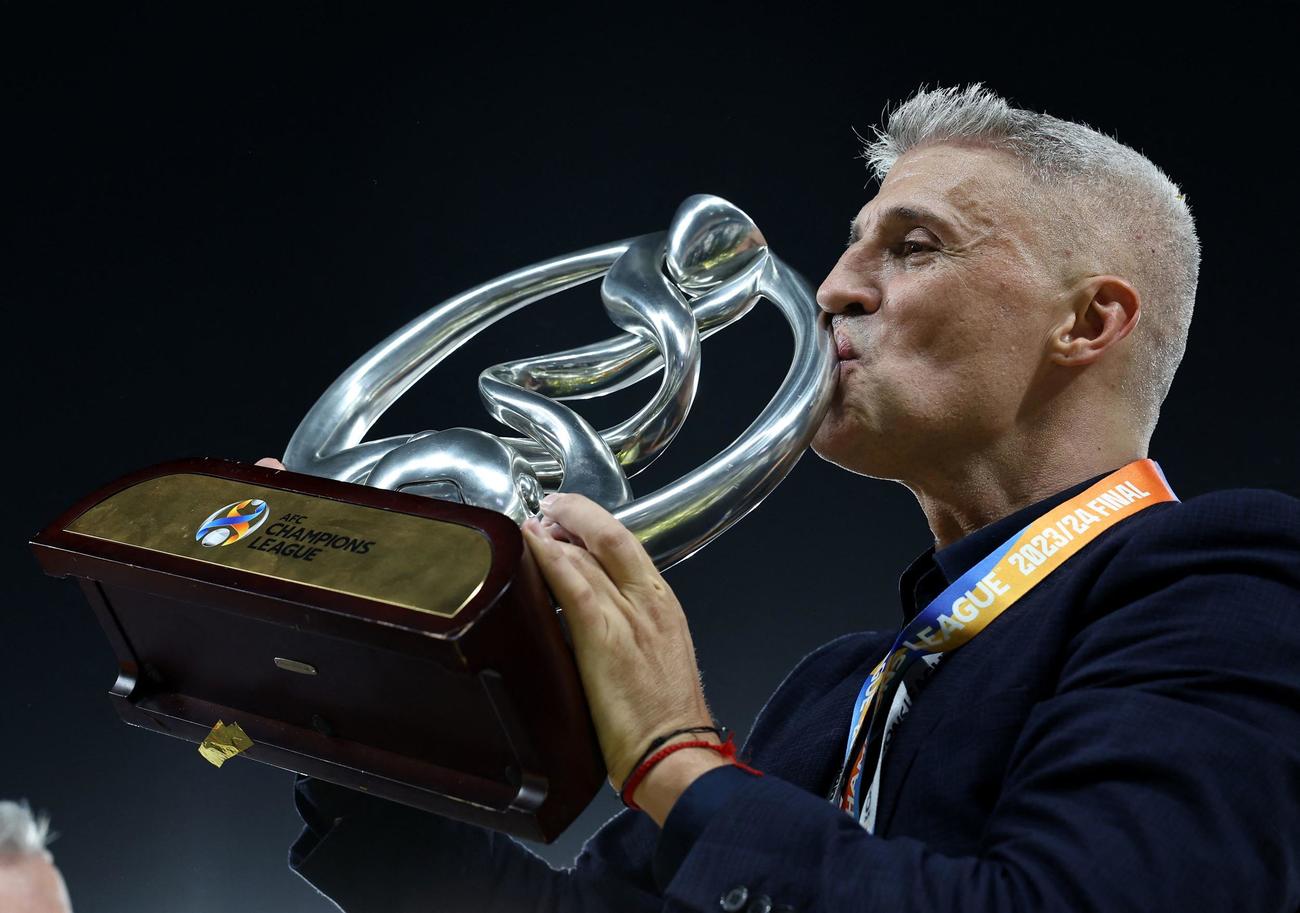 アルアイン対横浜　ACLを制しトロフィーにキスするアルアインのクレスポ監督（ロイター）