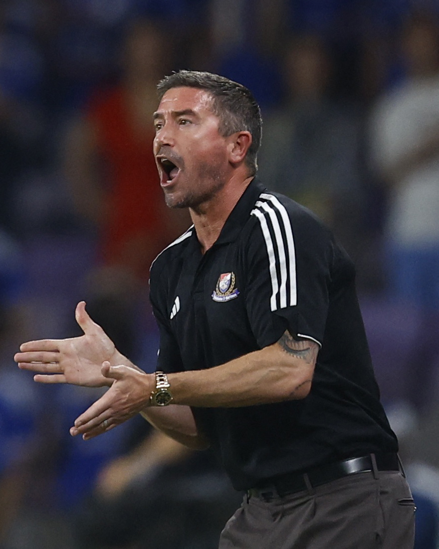 アルアイン対横浜　声を上げて指示を出す横浜キューウェル監督（ロイター）