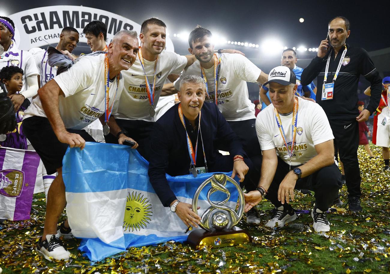 アルアイン対横浜　トロフィーを前に記念撮影するアルアインのクレスポ監督（ロイター）