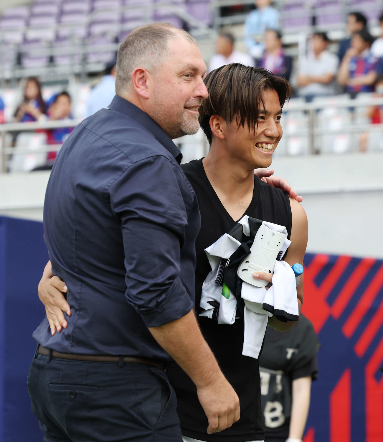 東京対G大阪　試合前、笑顔であいさつを交わす東京クラモフスキー監督（左）とG大阪山田（撮影・宮地輝）