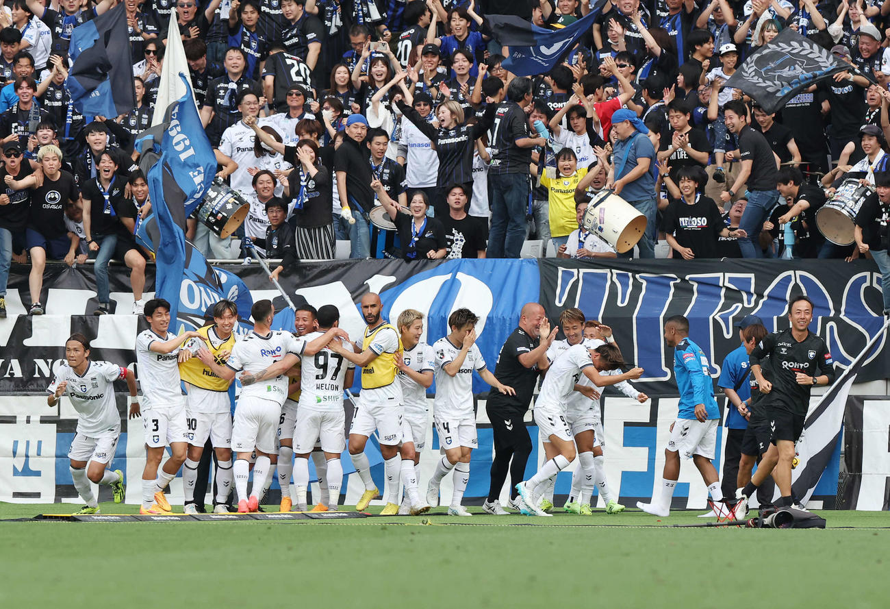 東京対G大阪　後半、ゴールを決めたG大阪山田（右から4人目）はチームメートに祝福される（撮影・宮地輝）