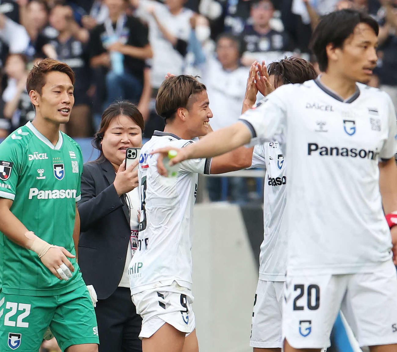 東京対G大阪　東京に勝利し笑顔でタッチするG大阪山田（中央）（撮影・宮地輝）