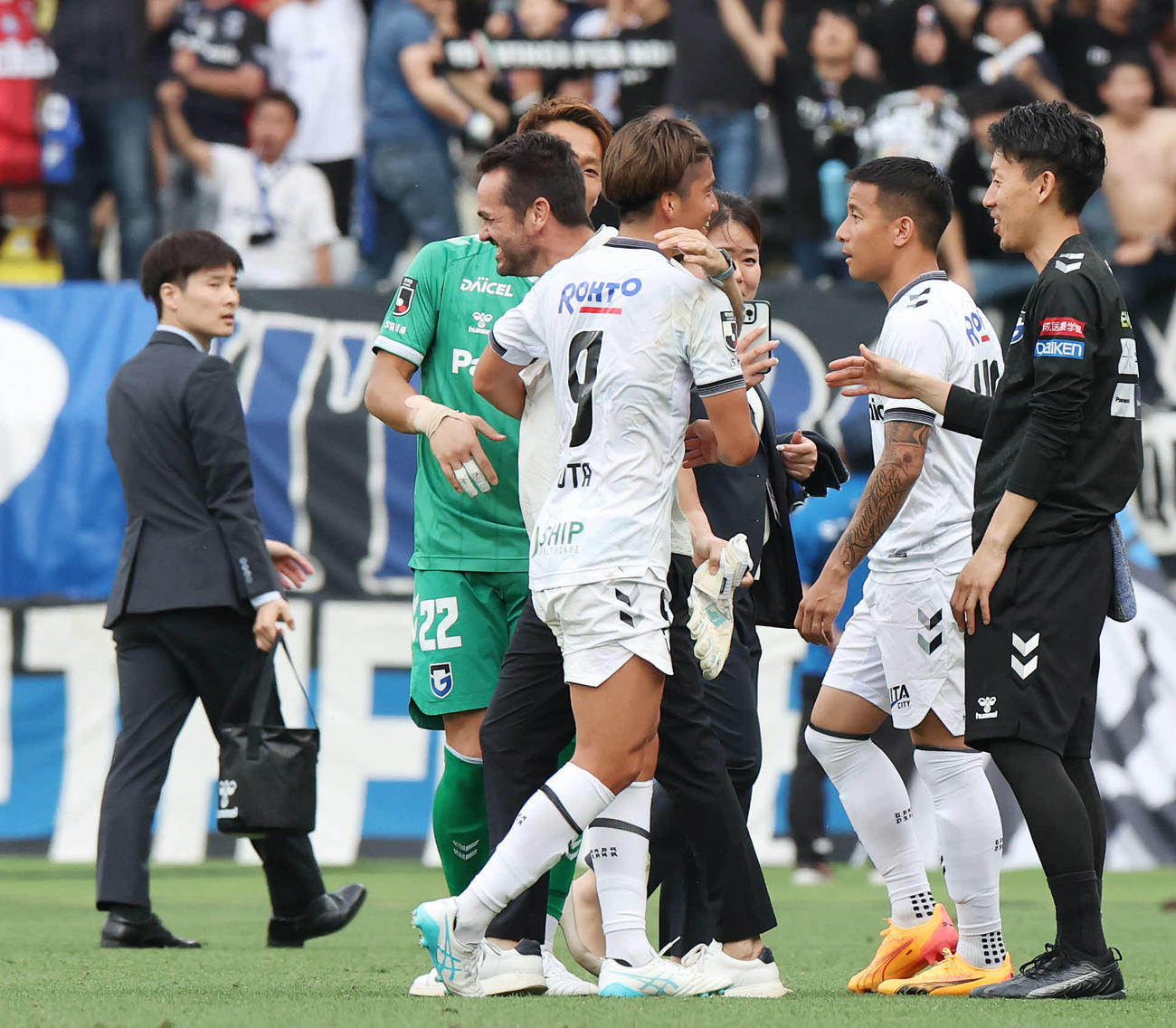東京対G大阪　勝利し喜び合うG大阪ポヤトス監督（中央左）と山田（同右）（撮影・宮地輝）