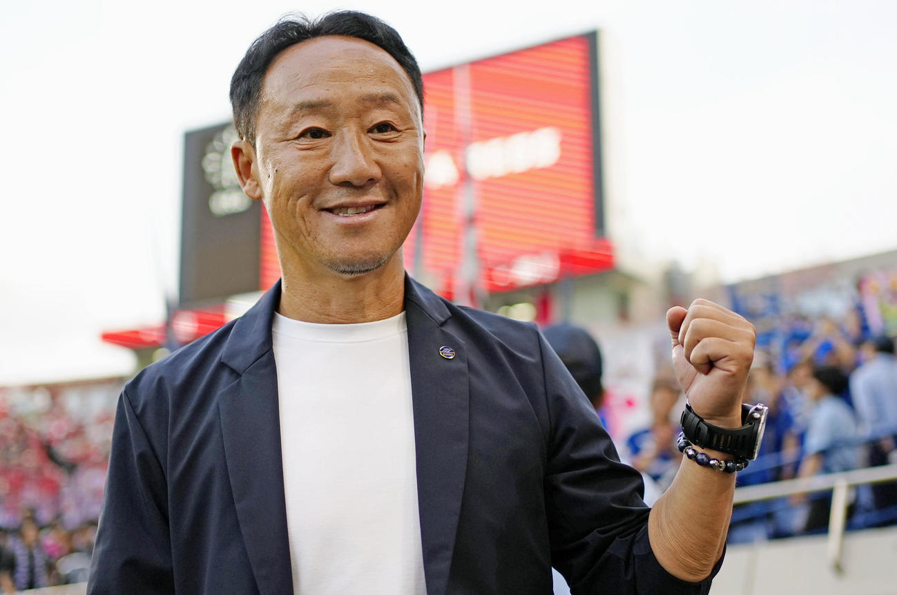 浦和対町田　浦和に競り勝ち、ガッツポーズで写真に納まる町田・黒田監督（共同）