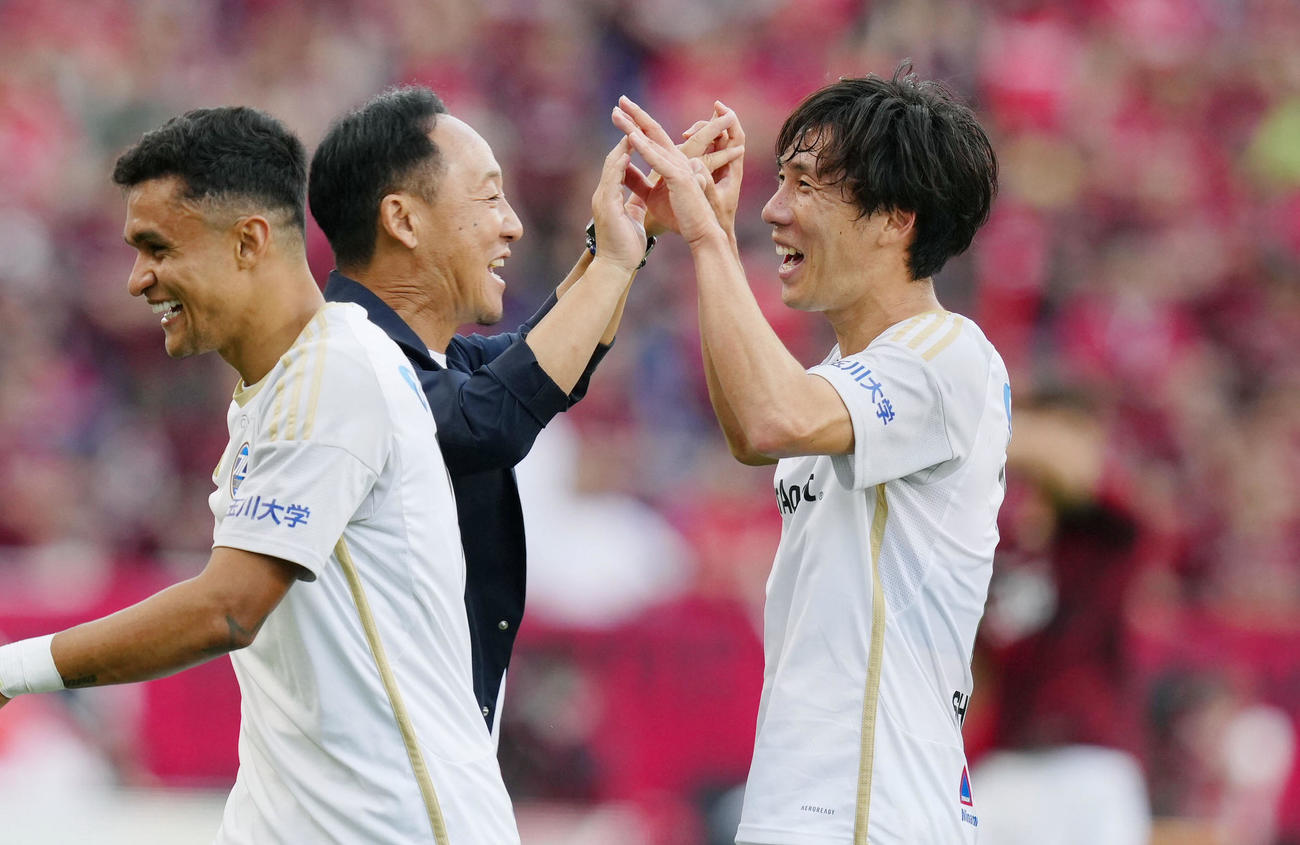 浦和対町田　浦和に競り勝ち、決勝PKの下田（右）を笑顔で迎える町田・黒田監督（共同）
