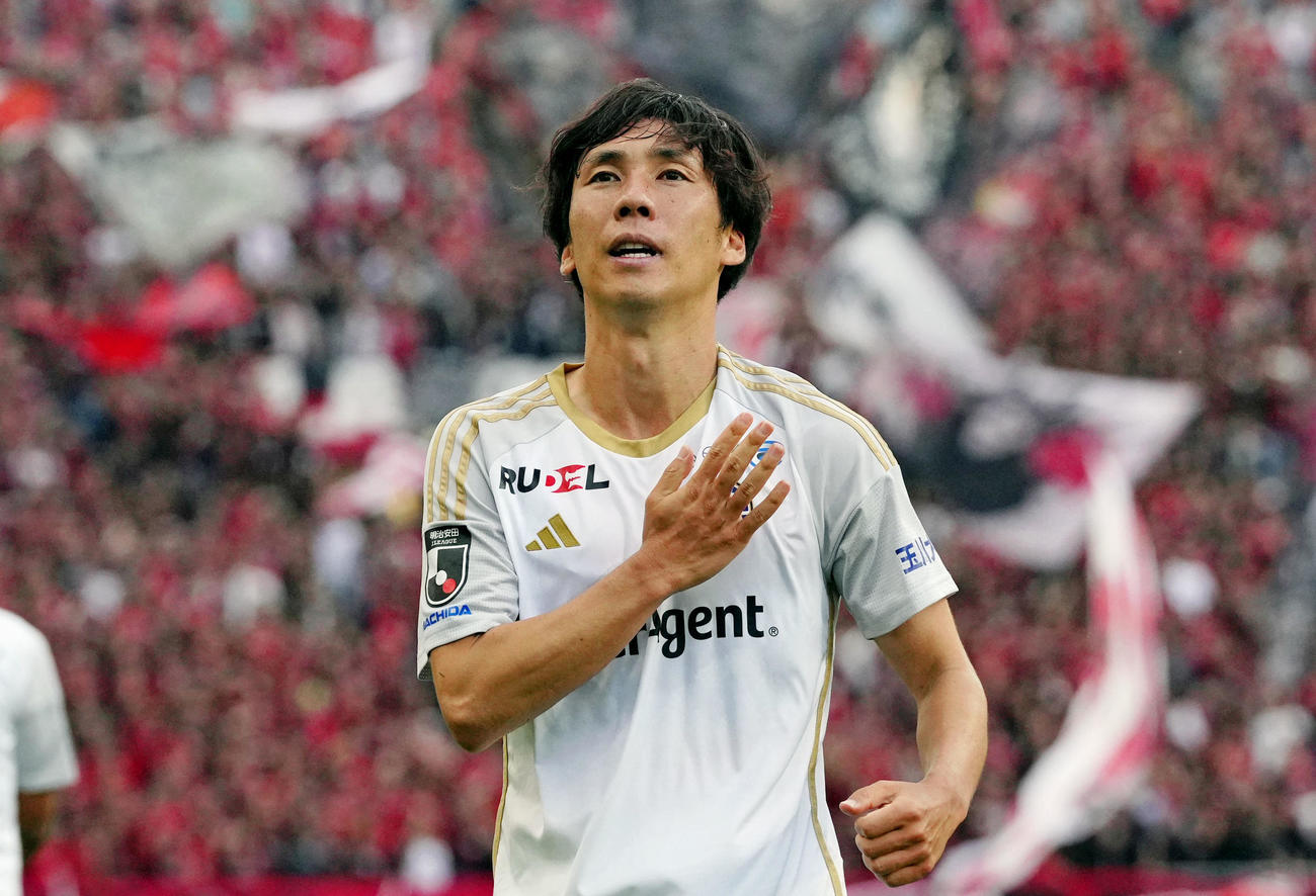 浦和対町田　試合終了間際、決勝PKを決め、サポーターの声援に応える町田・下田（共同）