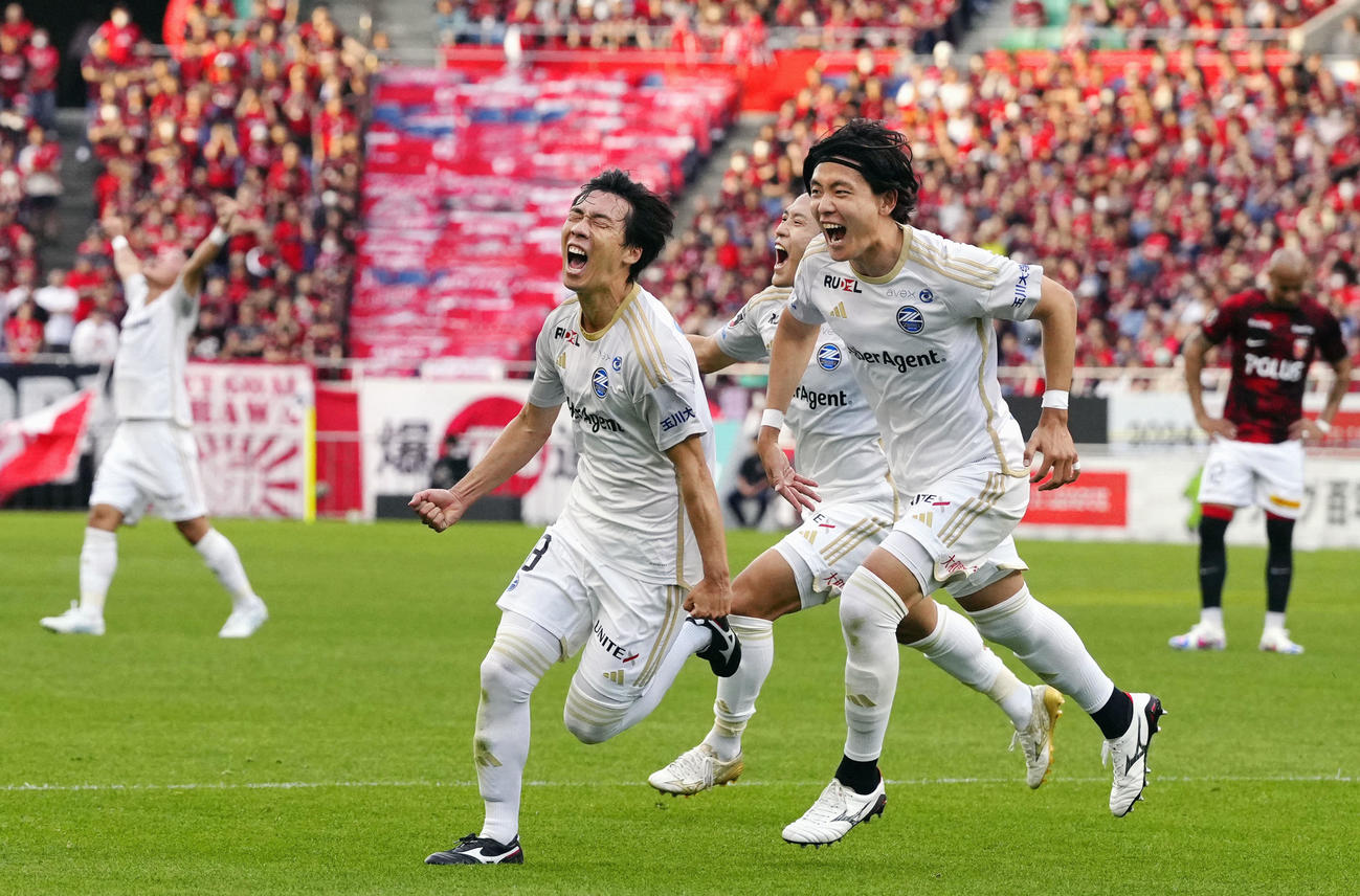 浦和対町田　試合終了間際、決勝PKを決め駆け出す町田・下田（手前左）（共同）