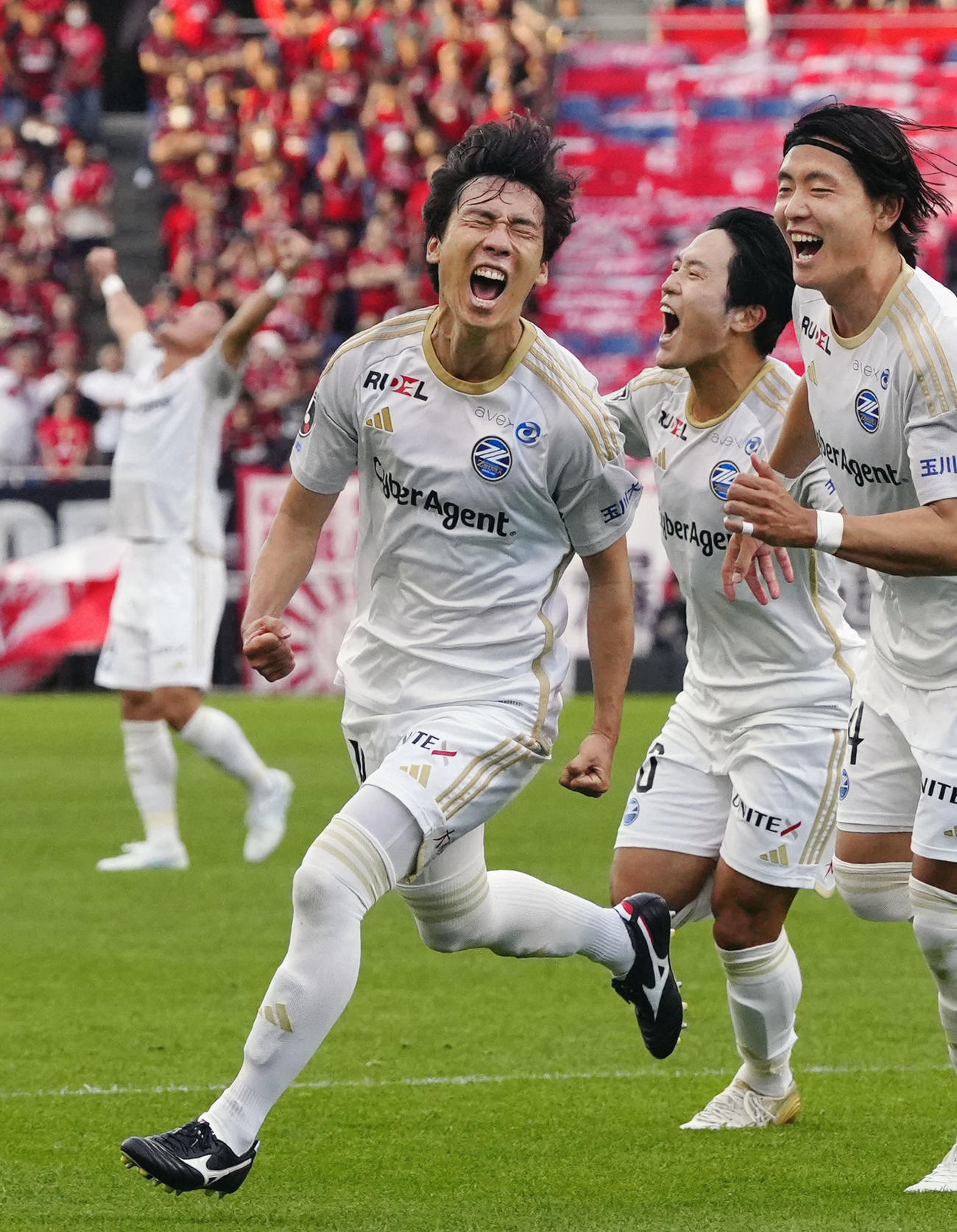 浦和対町田　試合終了間際、決勝PKを決め、大喜びの町田・下田（左）（共同）