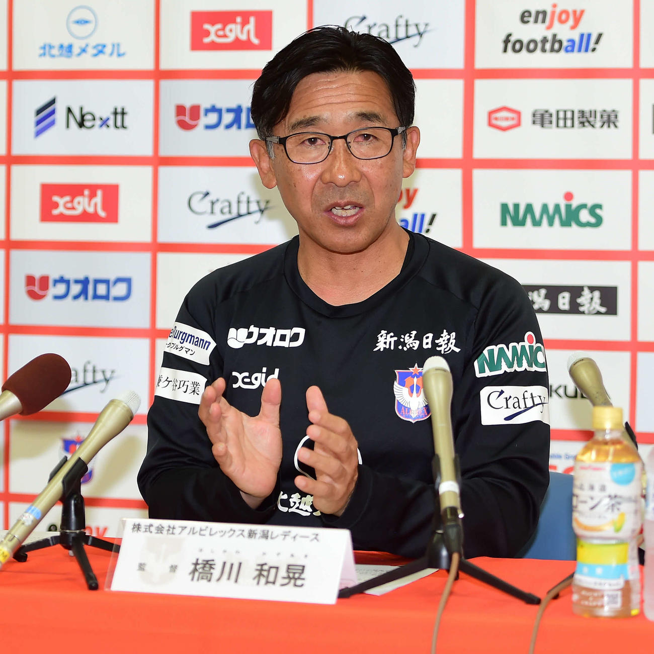 今季の総括会見で話す新潟レディース橋川監督