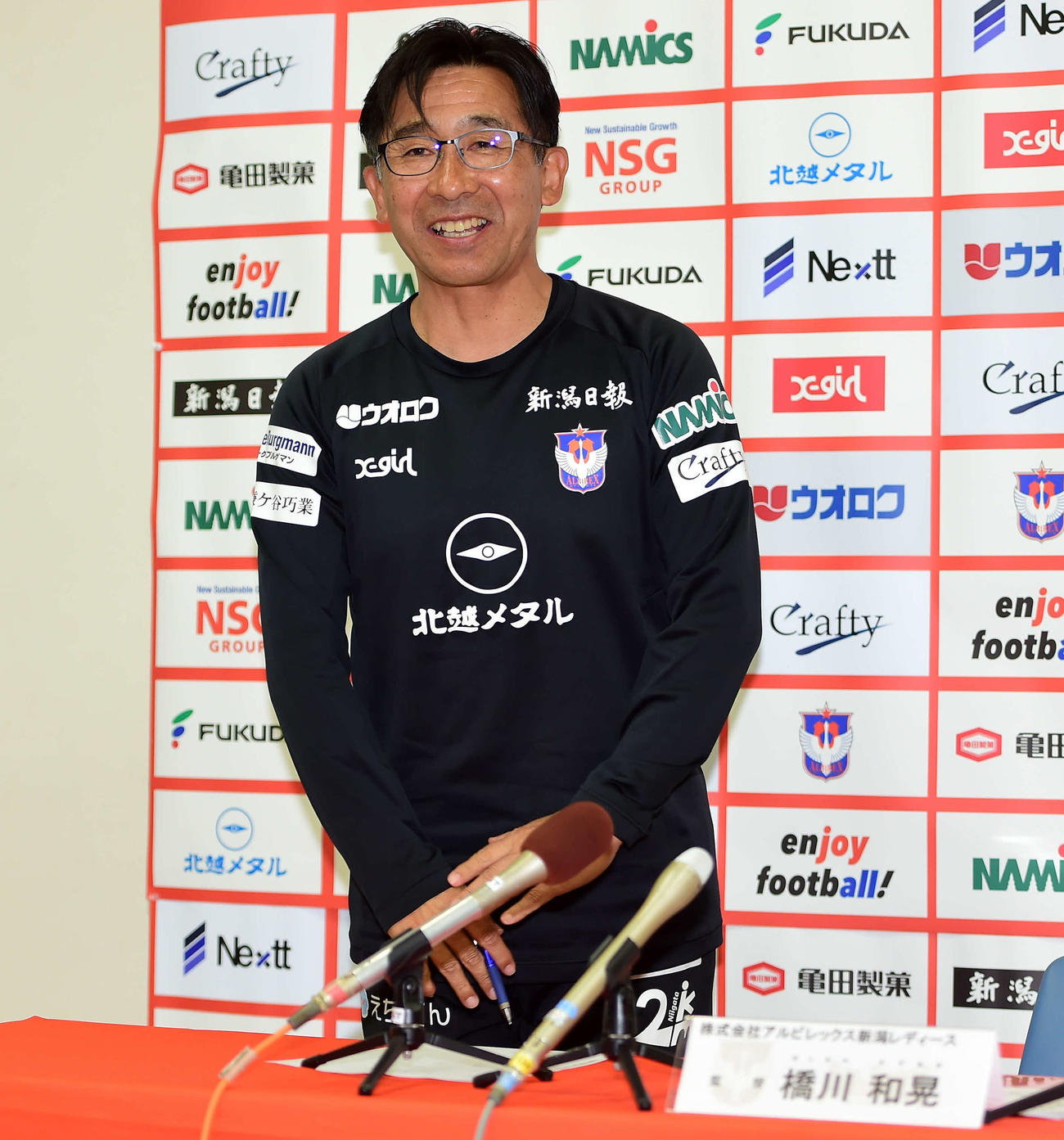 総括会見前、報道陣に笑顔であいさつする新潟レディース橋川監督