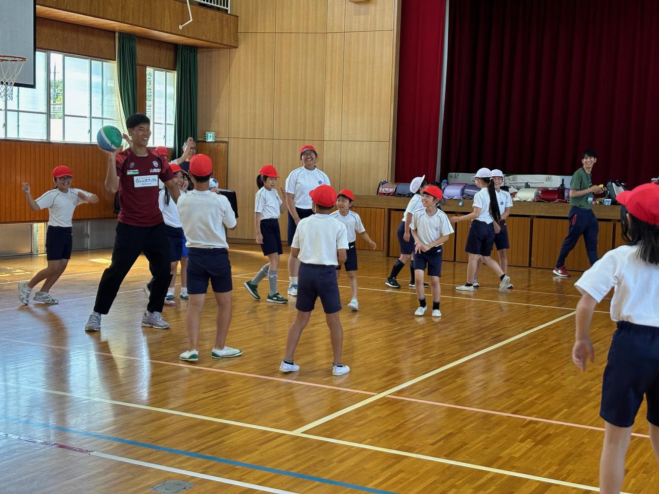 小学生とドッチボールする神戸DF山川哲史（撮影・永田淳）