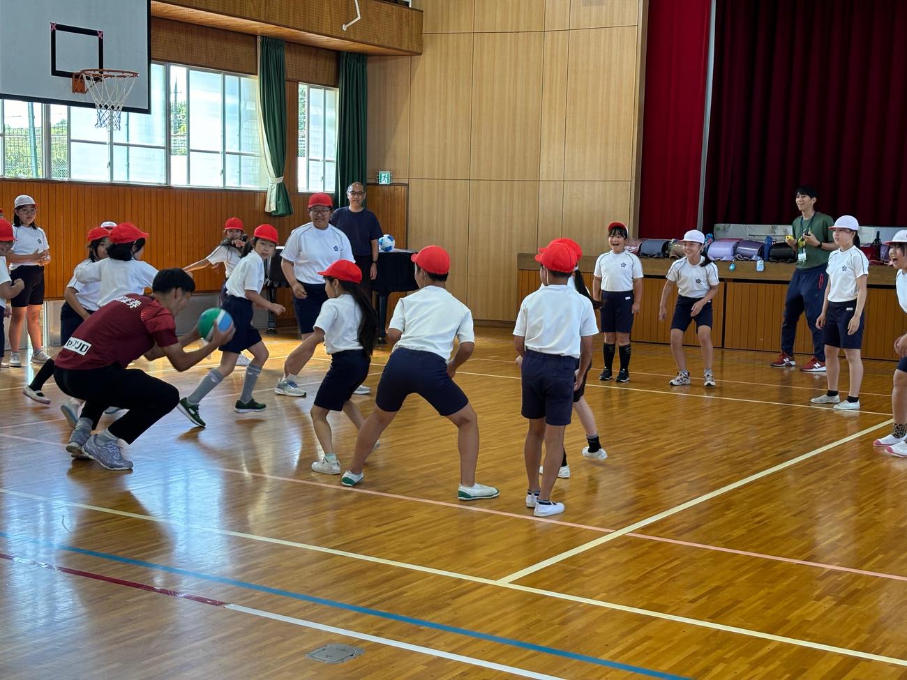 小学生とドッチボールする神戸DF山川哲史（撮影・永田淳）