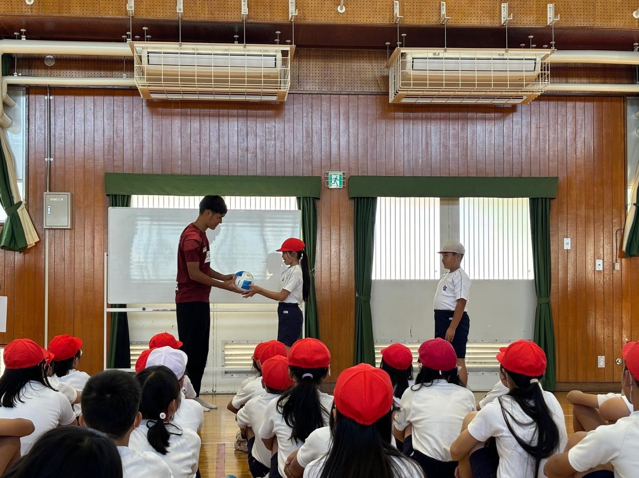 神戸市内の小学校を訪問してボールを寄贈する神戸DF山川哲史（撮影・永田淳）