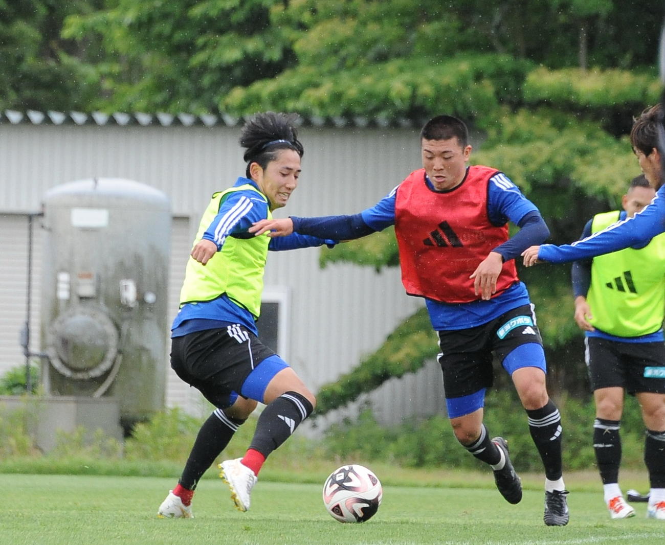 28日の練習でドリブルする小見（中央）