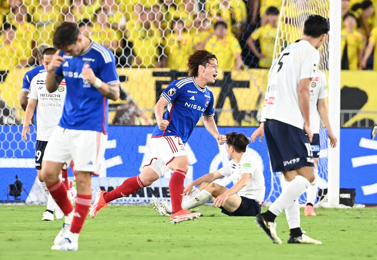 横浜対柏　前半、追加点を奪った横浜永戸（中央）は歓喜のダッシュ（撮影・山崎安昭）