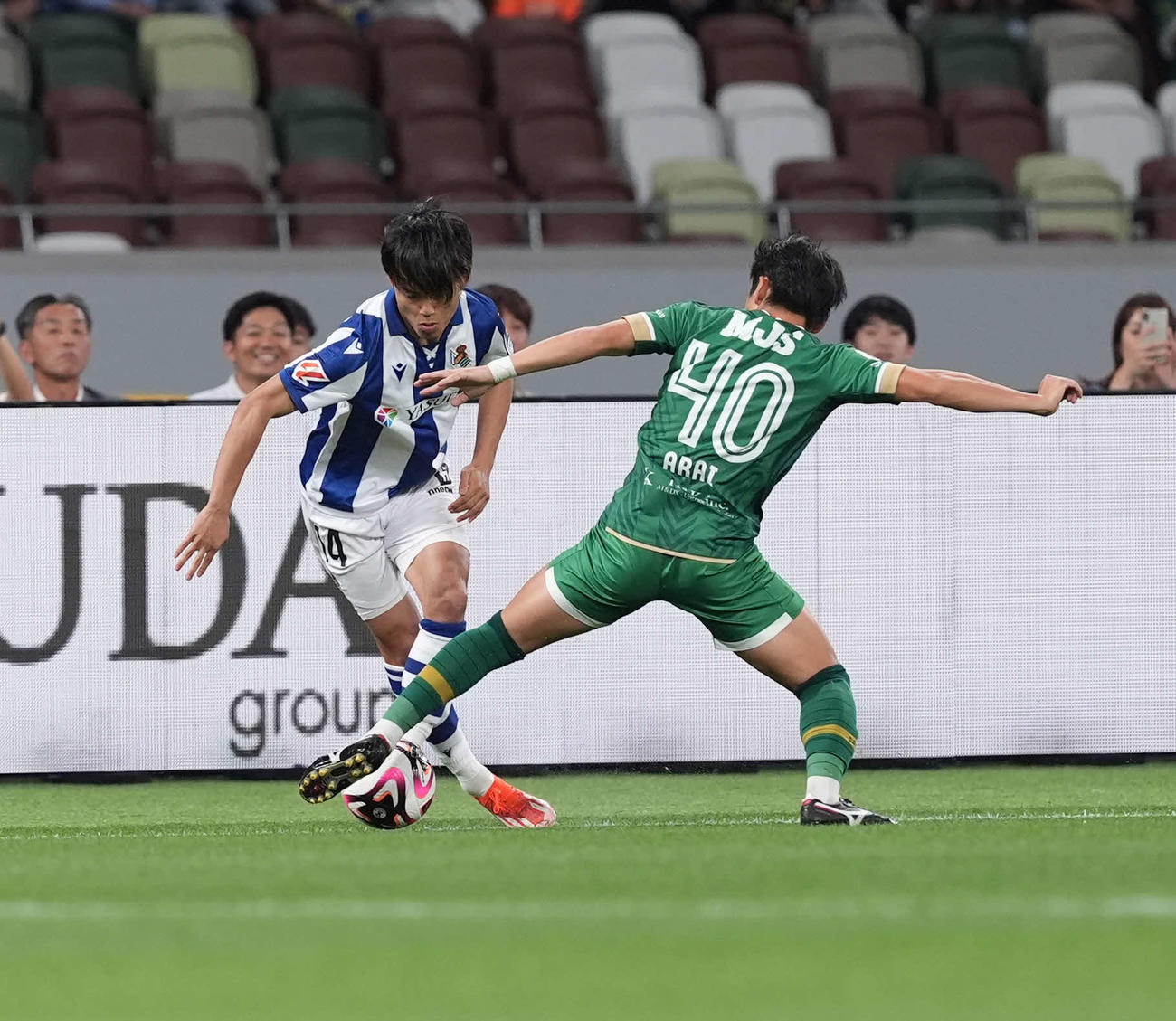 レアルソシエダード対東京V　前半、突破を図るレアルソシエダードの久保（左）（撮影・井上学）