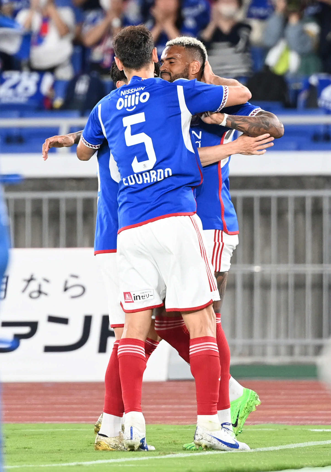 横浜対柏　後半、追加点を奪った横浜Aロペス（右）はチームメートの祝福を受ける（撮影・山崎安昭）
