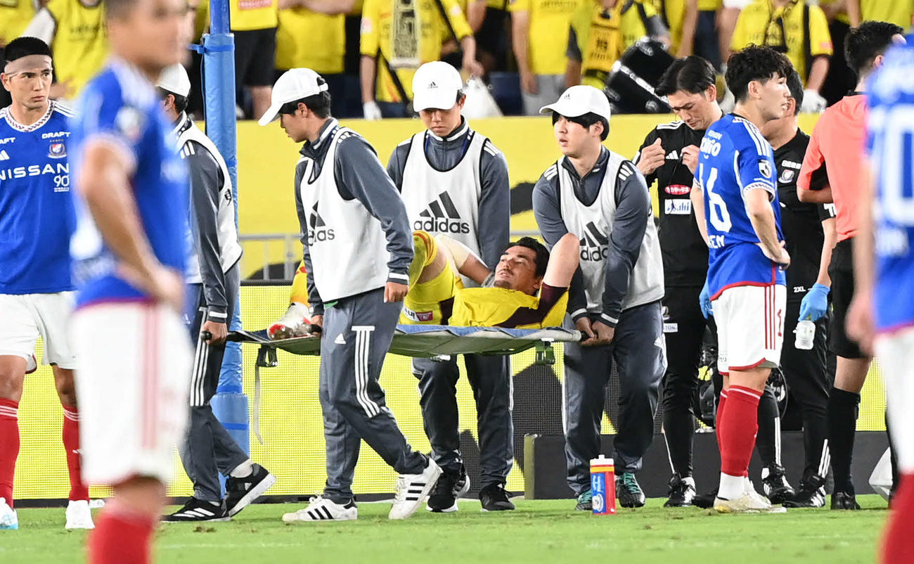横浜対柏　後半、担架で運ばれ負傷交代する横浜GKポープ（撮影・山崎安昭）