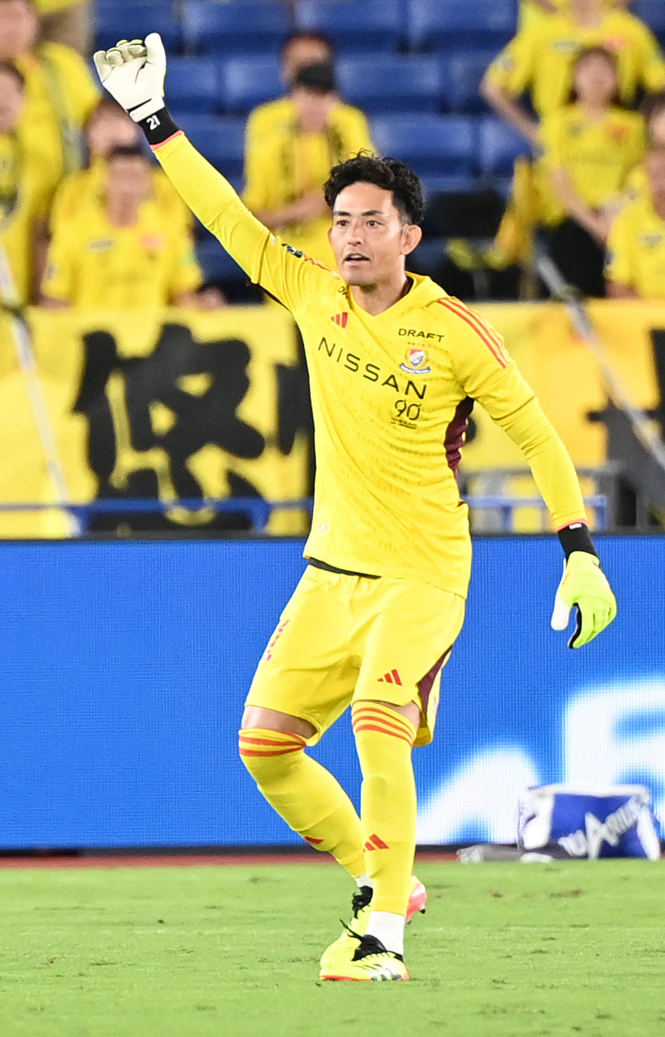 横浜対柏　後半、途中出場した横浜飯倉はチームメートに指示を出す（撮影・山崎安昭）