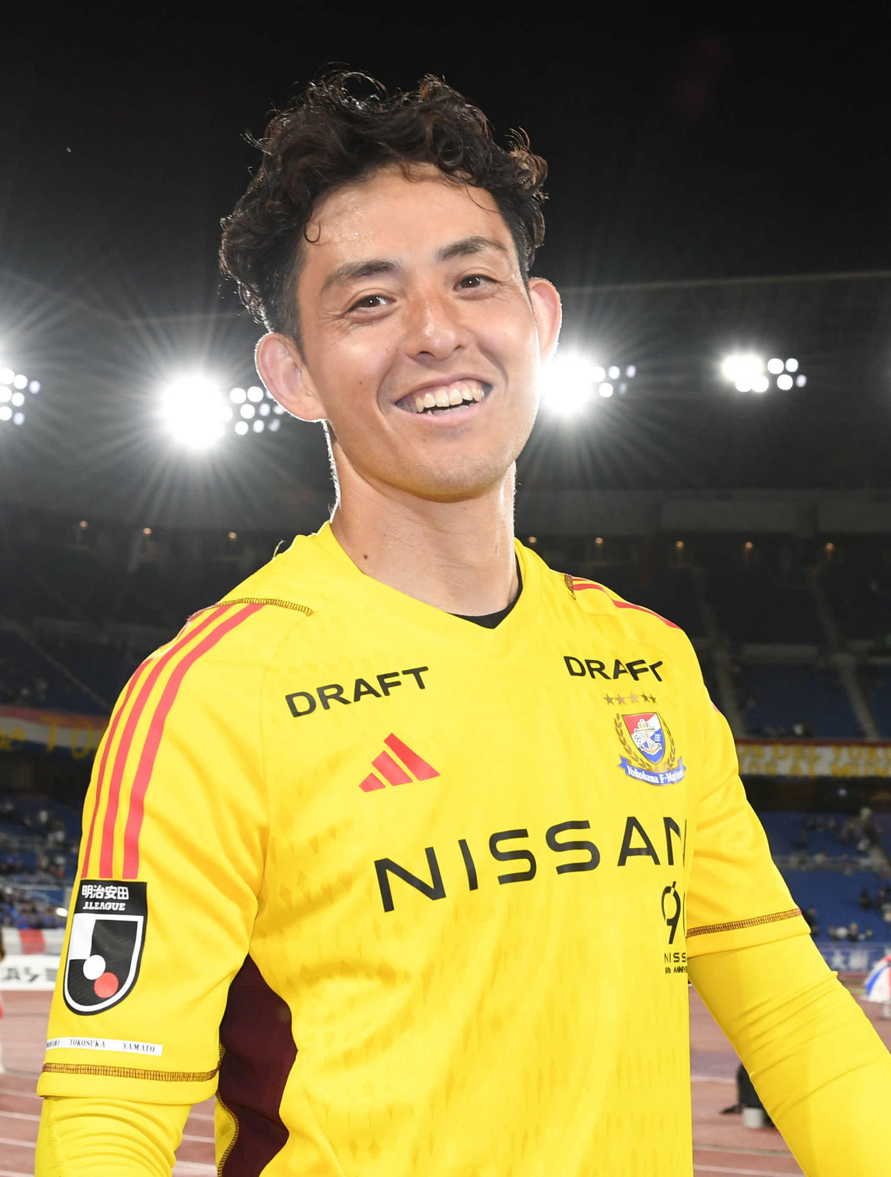 横浜対柏　途中出場で好セーブを見せた横浜GK飯倉は笑顔を見せる（撮影・山崎安昭）