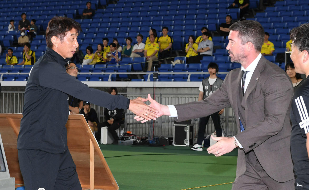 横浜対柏　開始前に握手する柏井原監督と横浜キューウェル監督（撮影・山崎安昭）
