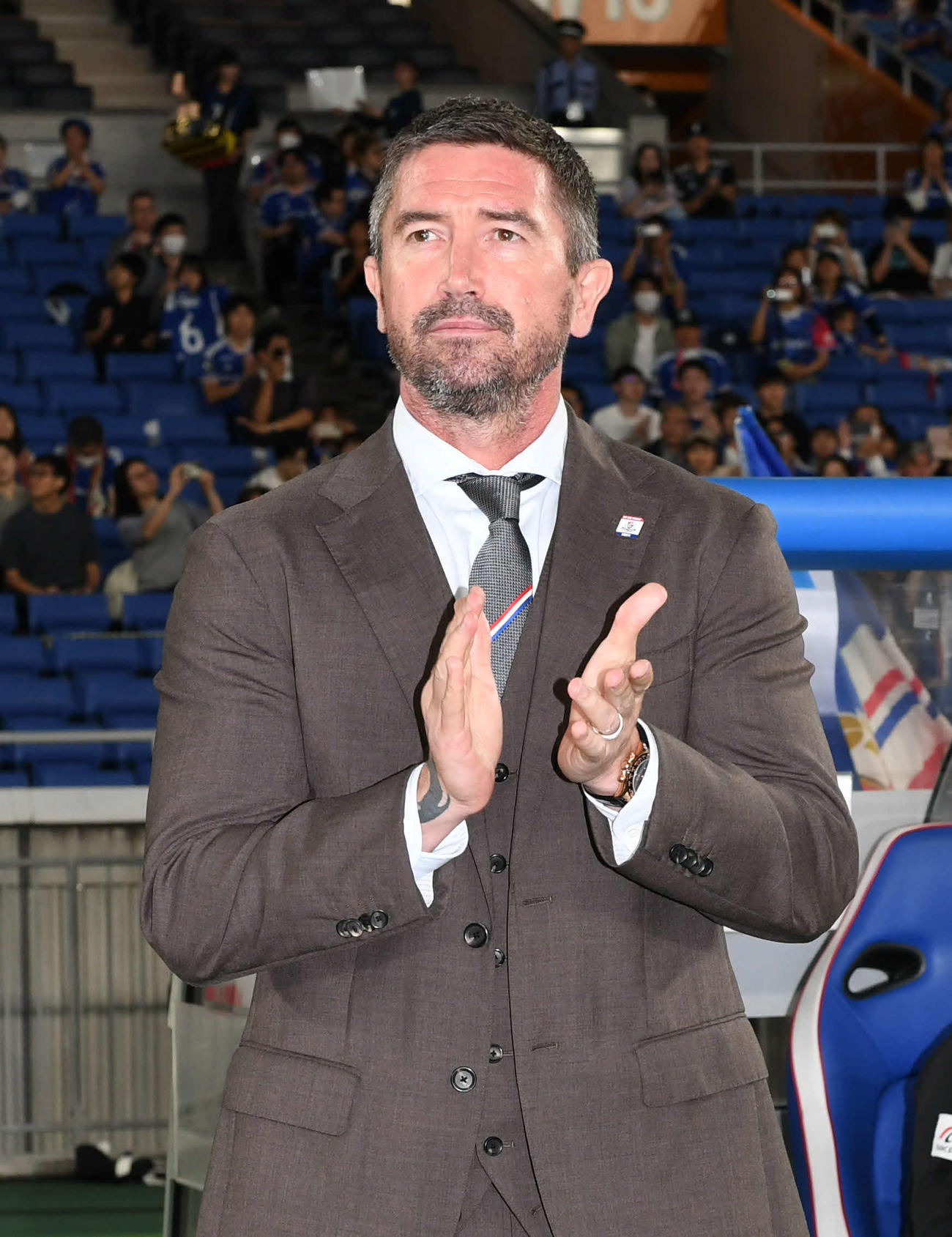 横浜対柏　試合開始を待つ横浜キューウェル監督（撮影・山崎安昭）