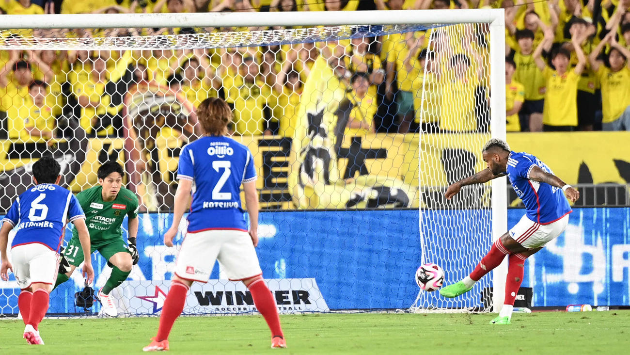 横浜対柏　前半、PKを決めて先制点を奪う横浜Aロペス（右）。左から2人目は柏GK守田（撮影・山崎安昭）