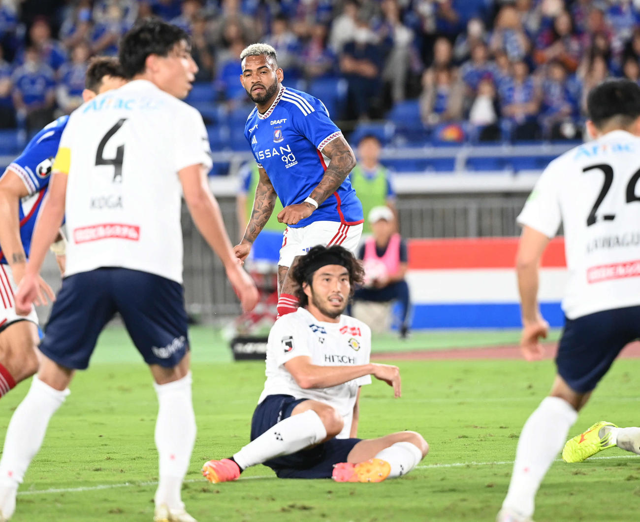 横浜対柏　後半、追加点を奪う横浜Aロペス（後方）（撮影・山崎安昭）＝2024年5月29日