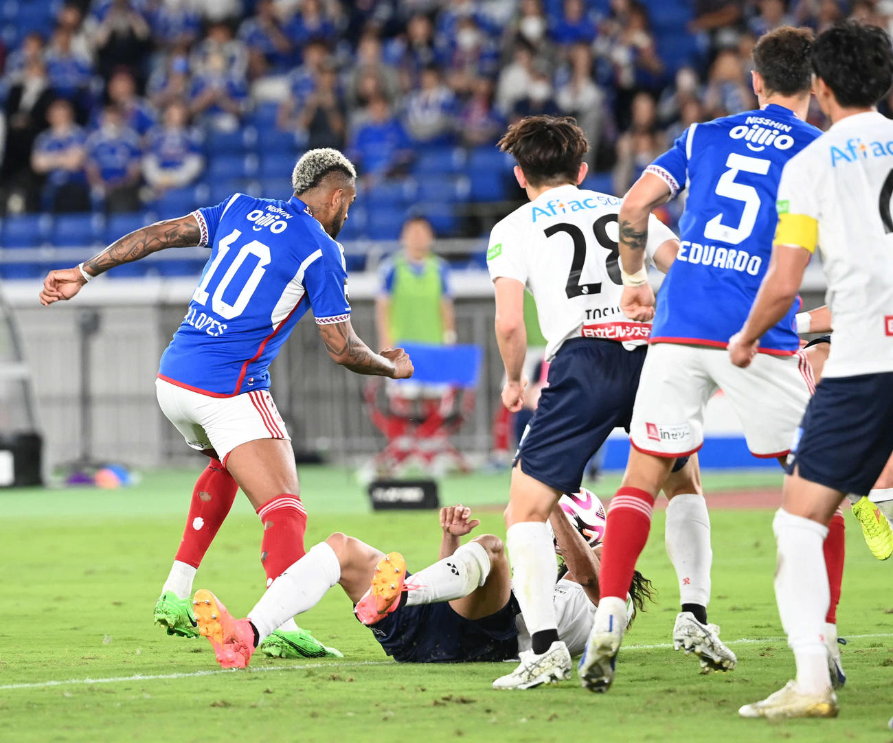 横浜対柏　後半、追加点を奪う横浜Aロペス（左）（撮影・山崎安昭）