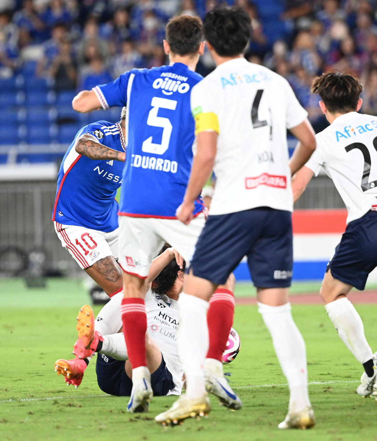 横浜対柏　後半、追加点を奪う横浜Aロペス（左）（撮影・山崎安昭）＝2024年5月29日
