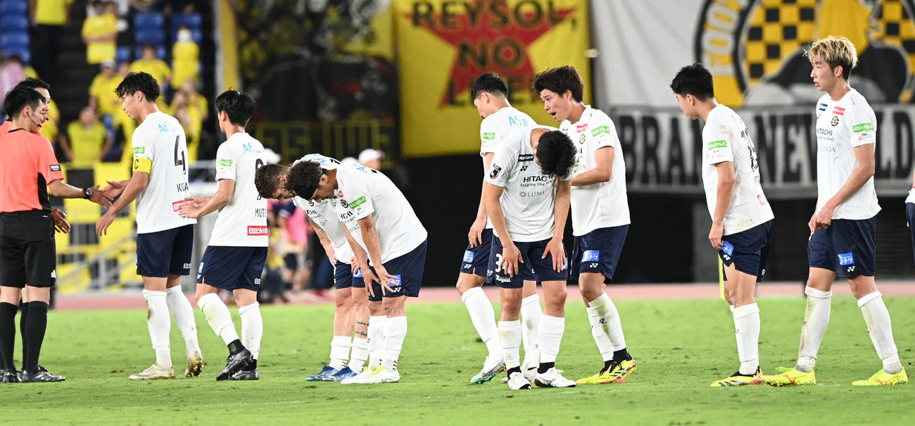 横浜対柏　敗れて肩を落とす柏の選手たち（撮影・山崎安昭）