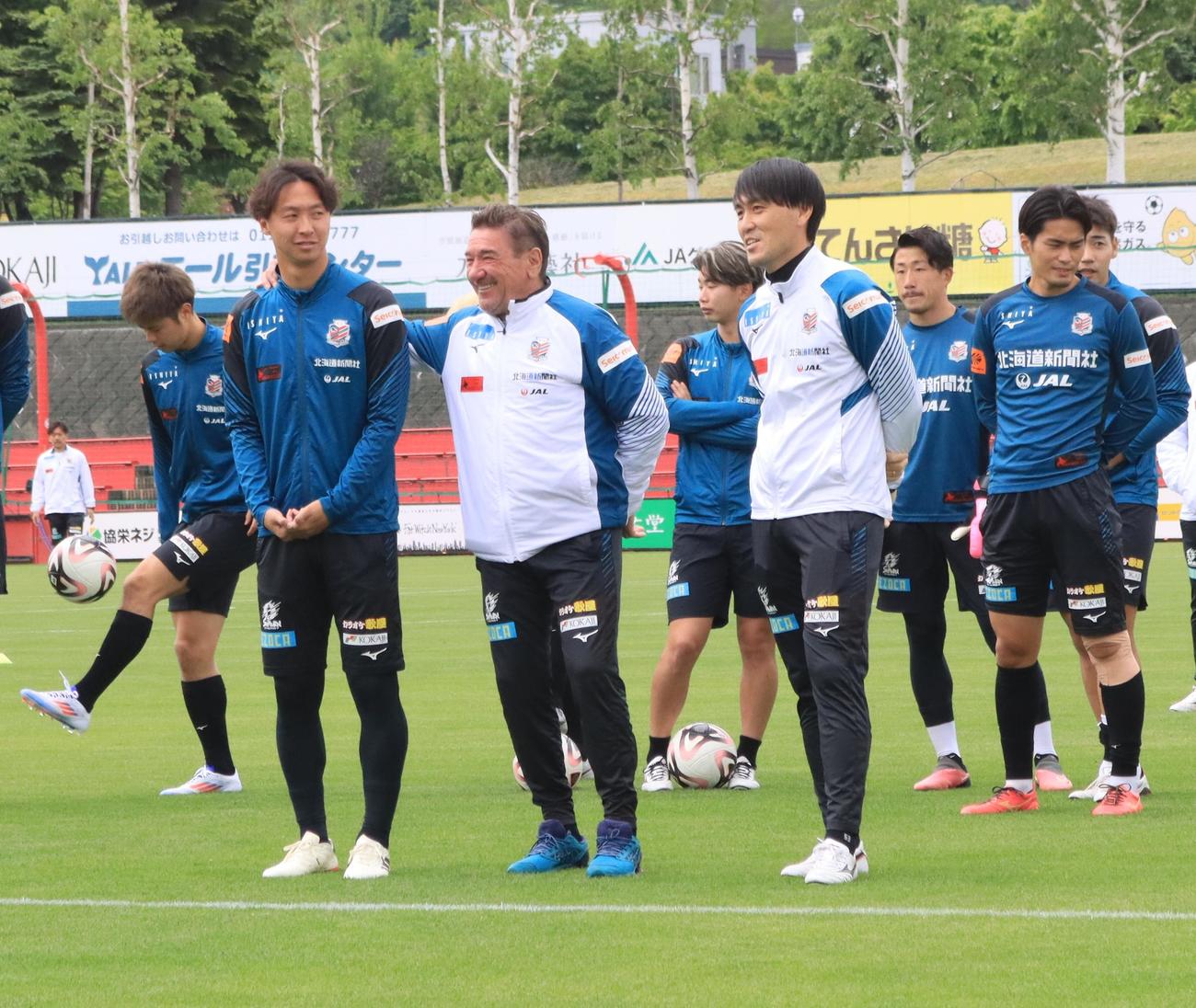 練習前、スポンサー企業によるセレモニーに参加する札幌荒野（左から2人目）とペトロビッチ監督（同3人目）（撮影・保坂果那）