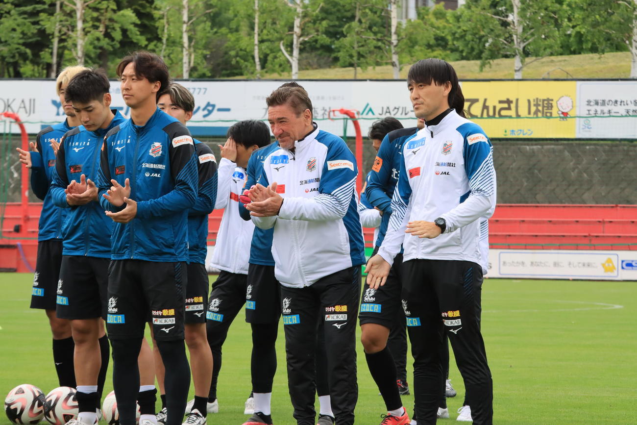 練習前、スポンサー企業によるセレモニーに参加する札幌荒野（手前左）とペトロビッチ監督（同中央）（撮影・保坂果那）
