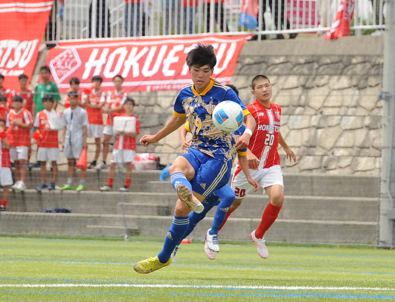 1－0の後半3分、ループシュートでこの日2得点目を決める開志学園JSC阿部（撮影・小林忠）
