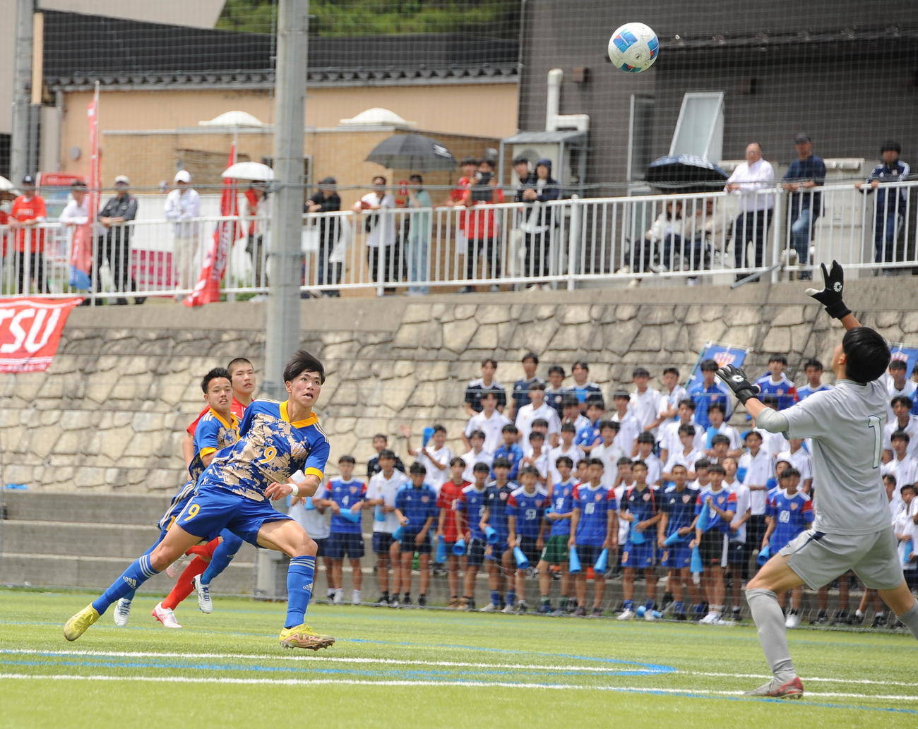 1－0の後半3分、ループシュートでこの日2得点目を決める開志学園JSC阿部（右から2人目）（撮影・小林忠）