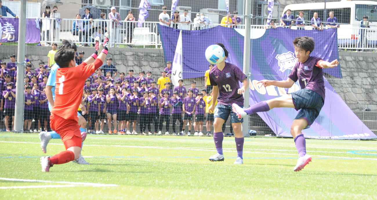 0－0の後半34分、左足ボレーで決勝点を奪う上越・松沢主将（右）（撮影・小林忠）